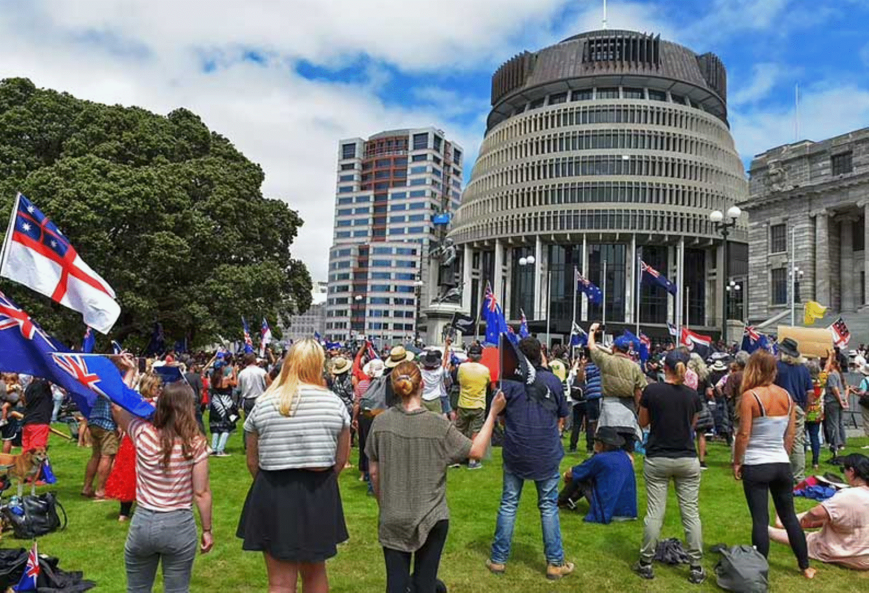 அரசுக்கு எதிராக போராட்டத்தில் குதித்த குடிமக்கள்! கனடாவில் பரபரப்பு!