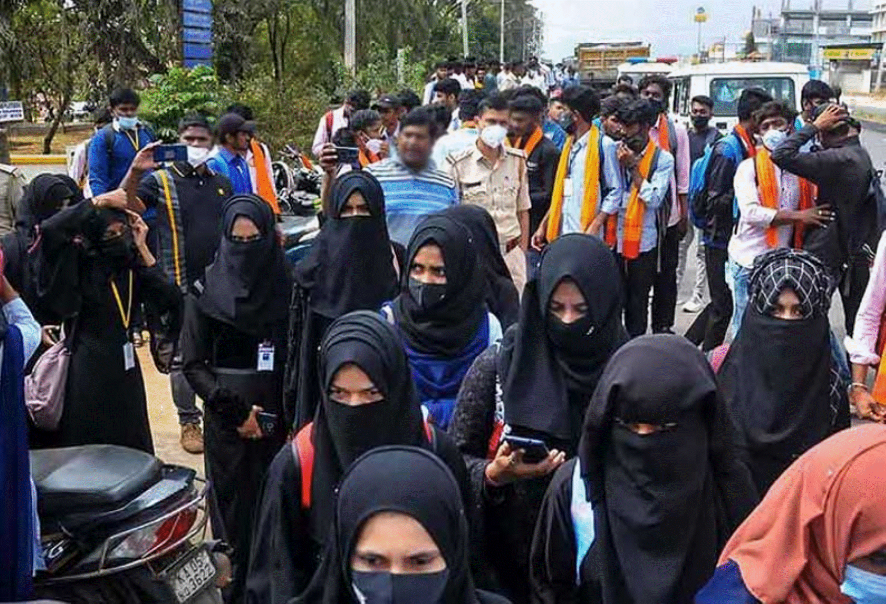 ஹிஜாப் விவகாரம்! மாவட்ட ஆட்சியர்கள் மற்றும் காவல்துறை அதிகாரிகளுக்கு அதிரடி உத்தரவை பிறப்பித்த முதலமைச்சர்!