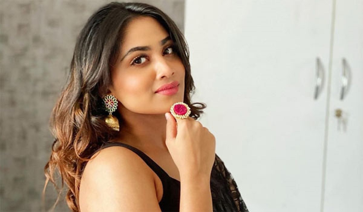 Shivani Narayanan – எல்லா ஷேப்பும் அப்படியே தெரிய ஷிவானி நாராயணன் வெளியிட்ட புகைப்படம்