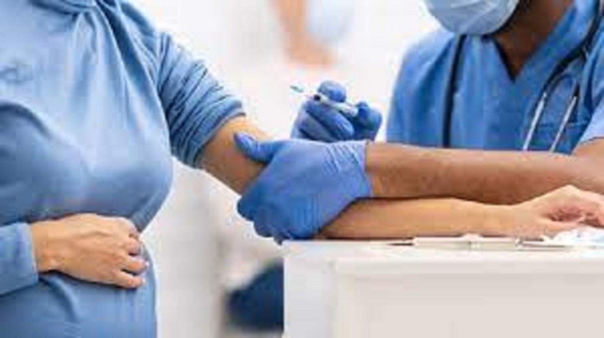 கர்ப்பிணிகள் கொரோனா தடுப்பூசி செலுத்திக் கொள்ளலாமா? ஆய்வாளர்கள் சொல்வது என்ன?