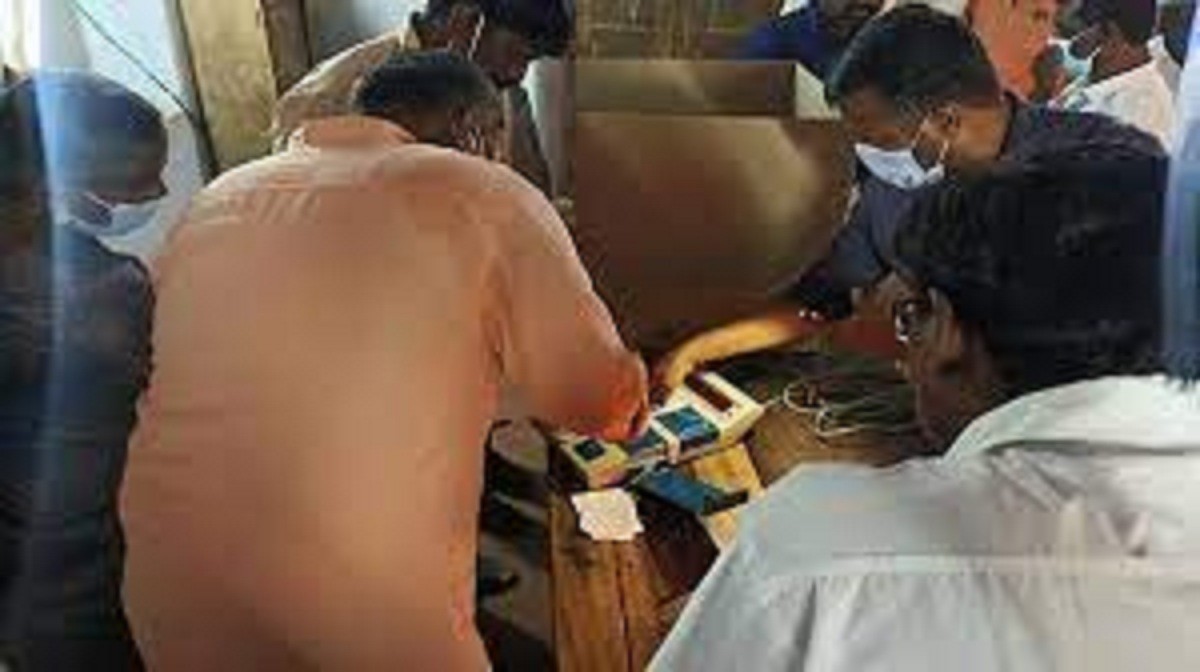 வாக்குபதிவு எந்திரத்தில் கோளாறு!