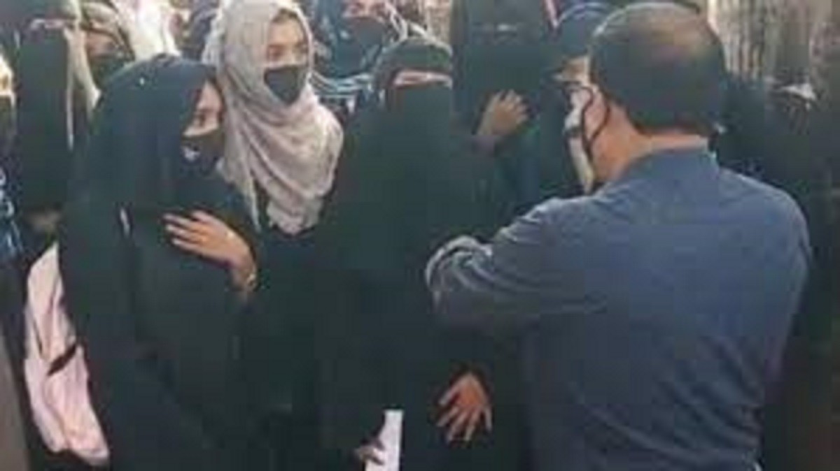 மாணவிகள் பள்ளிக்குள் செல்ல அனுமதி மறுப்பு!