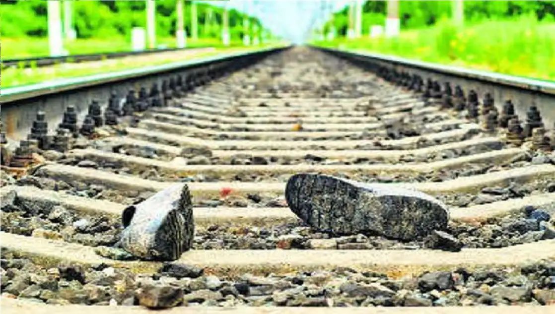 வகுப்பறையில் நொறுக்குத்தீனி சாப்பிட்டதால் விபரீதம்:! பள்ளி மாணவி தற்கொலை!!