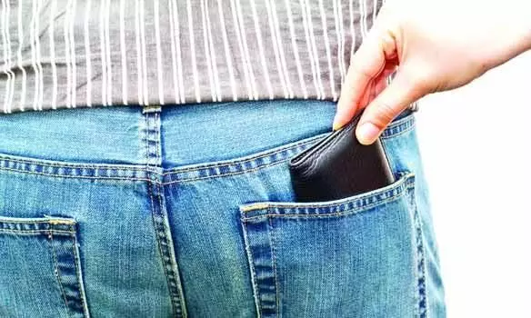 பிக்பாக்கெட் அடித்த பிரபல நடிகை! போலீசாரிடம் வசமாக சிக்கிய அவலம்!