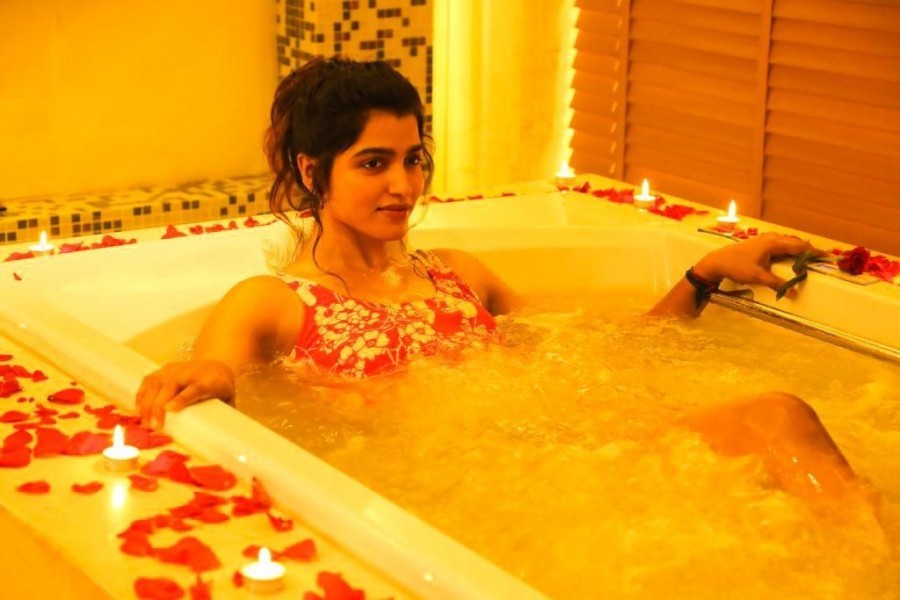 குளிக்கும் வீடியோவை வெளியிட்ட ரஜினியின் ரீல் மகள்! வைரலாகும் போட்டோ கிளிக்!