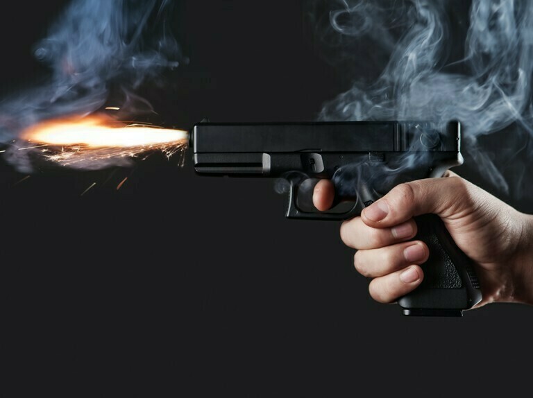 பெற்ற மகனே தாயை சுட்டுக் கொன்ற அவலம்! நொடி பொழுதில் நடந்த விபரீதம்!