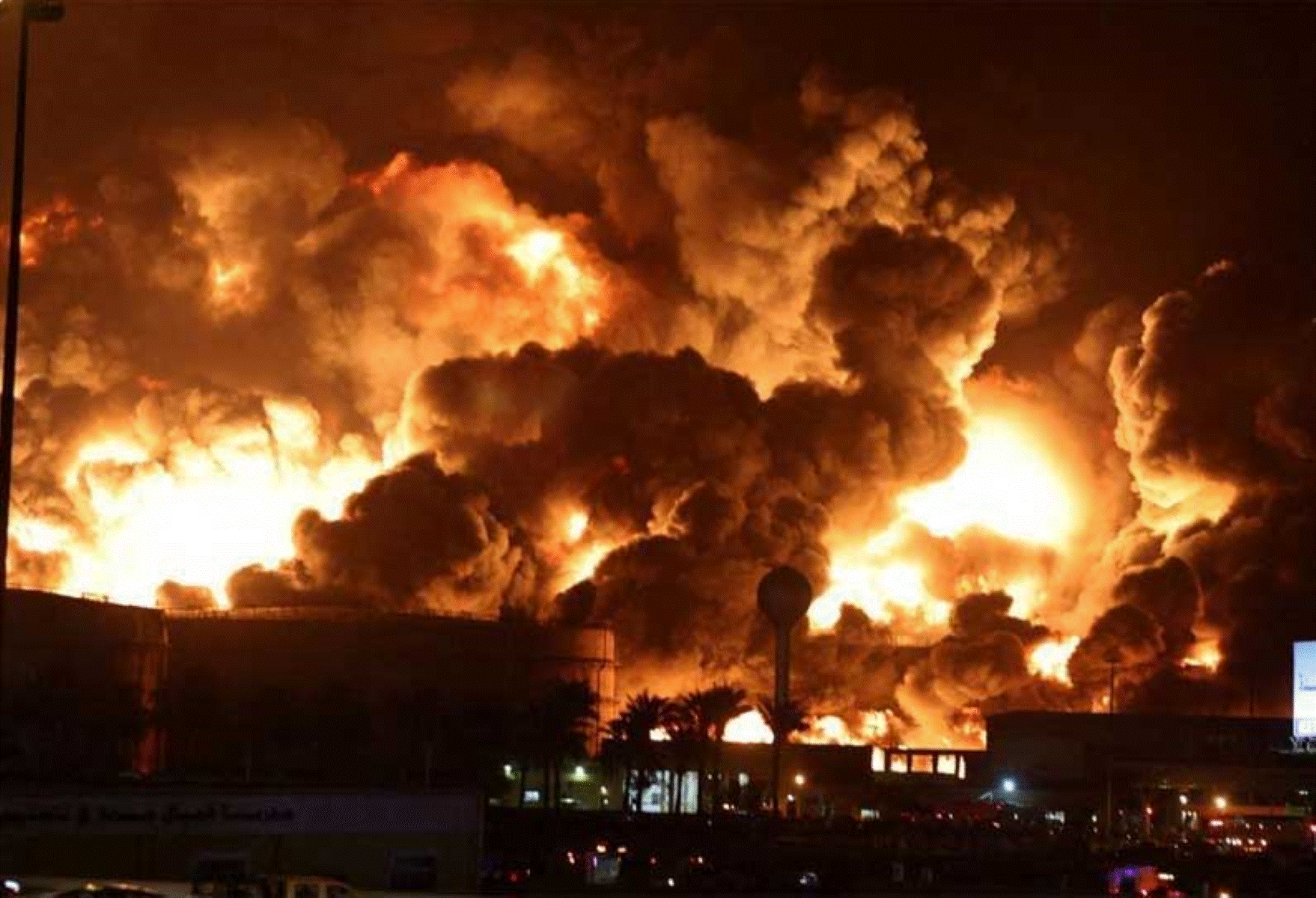 ஹவுதி கிளர்ச்சியாளர்களின் அட்டகாசம்! சவுதியில் கொழுந்து விட்டெரியும் எண்ணெய் கிடங்கு!