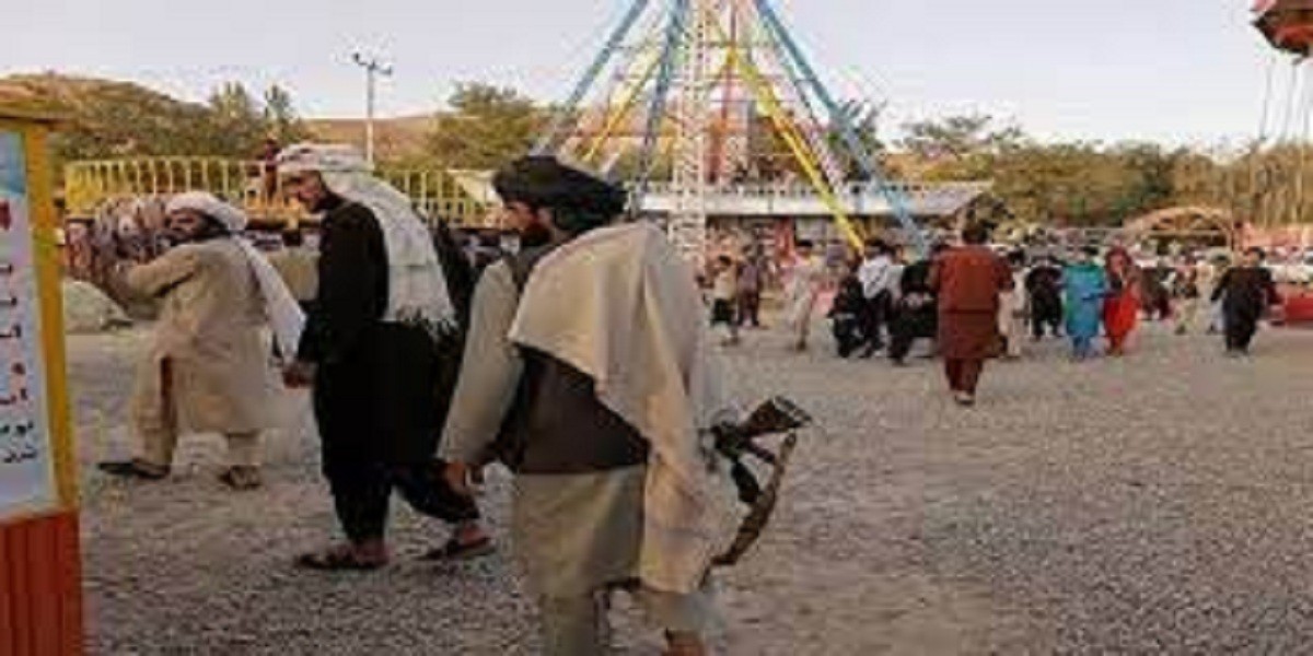 ஆண்கள் மற்றும் பெண்கள் ஒன்றாக பொழுதுபோக்கு பூங்காங்களுக்கு செல்ல தடை!