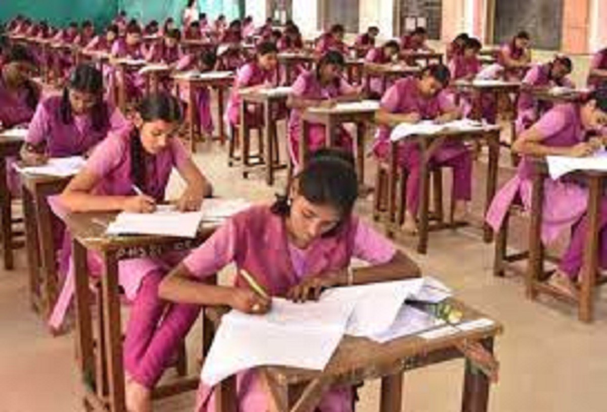 10 மற்றும் 12ஆம் வகுப்பு மாணவர்களுக்கான பொதுத் தேர்வு அட்டவணை: – பள்ளிக் கல்வித் துறை அமைச்சர் வெளியீடு!