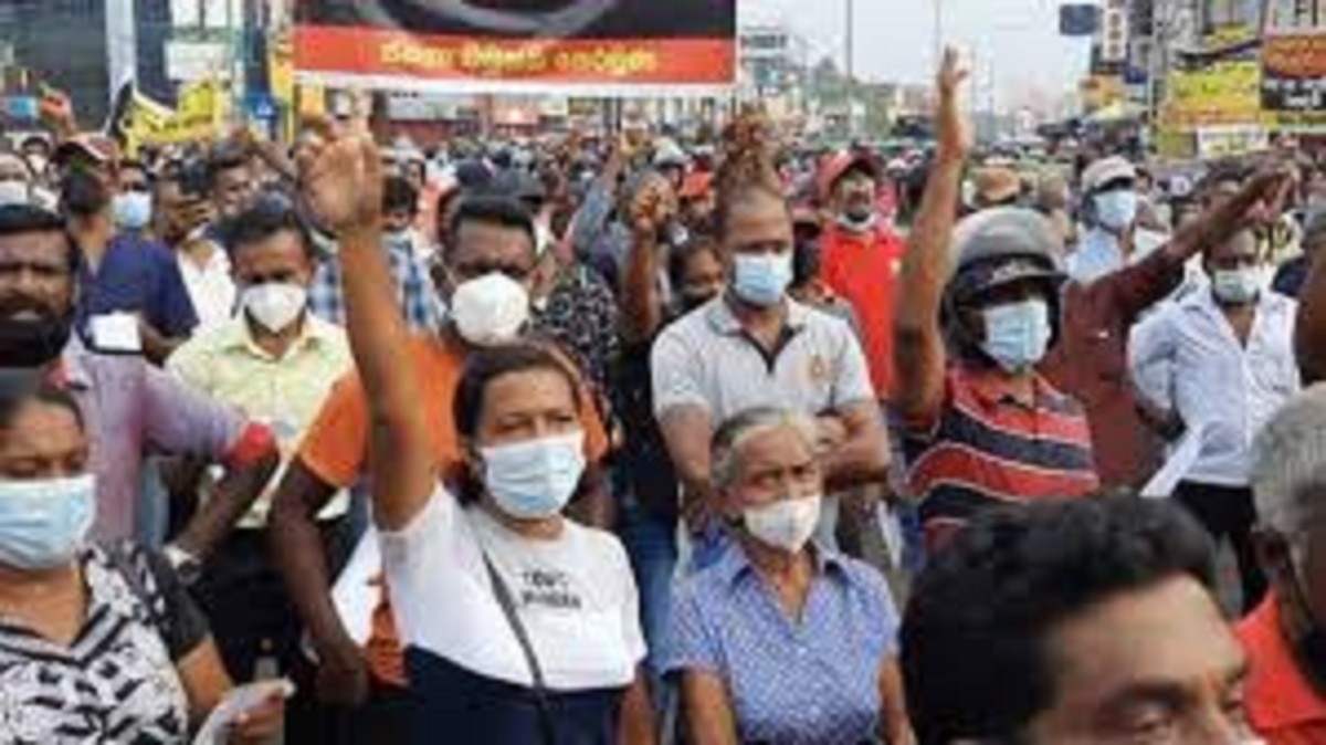 இலங்கையில் நிலவும் பொருளாதார நெருக்கடி! போராட்டத்தில் இறங்கிய மக்கள்!!