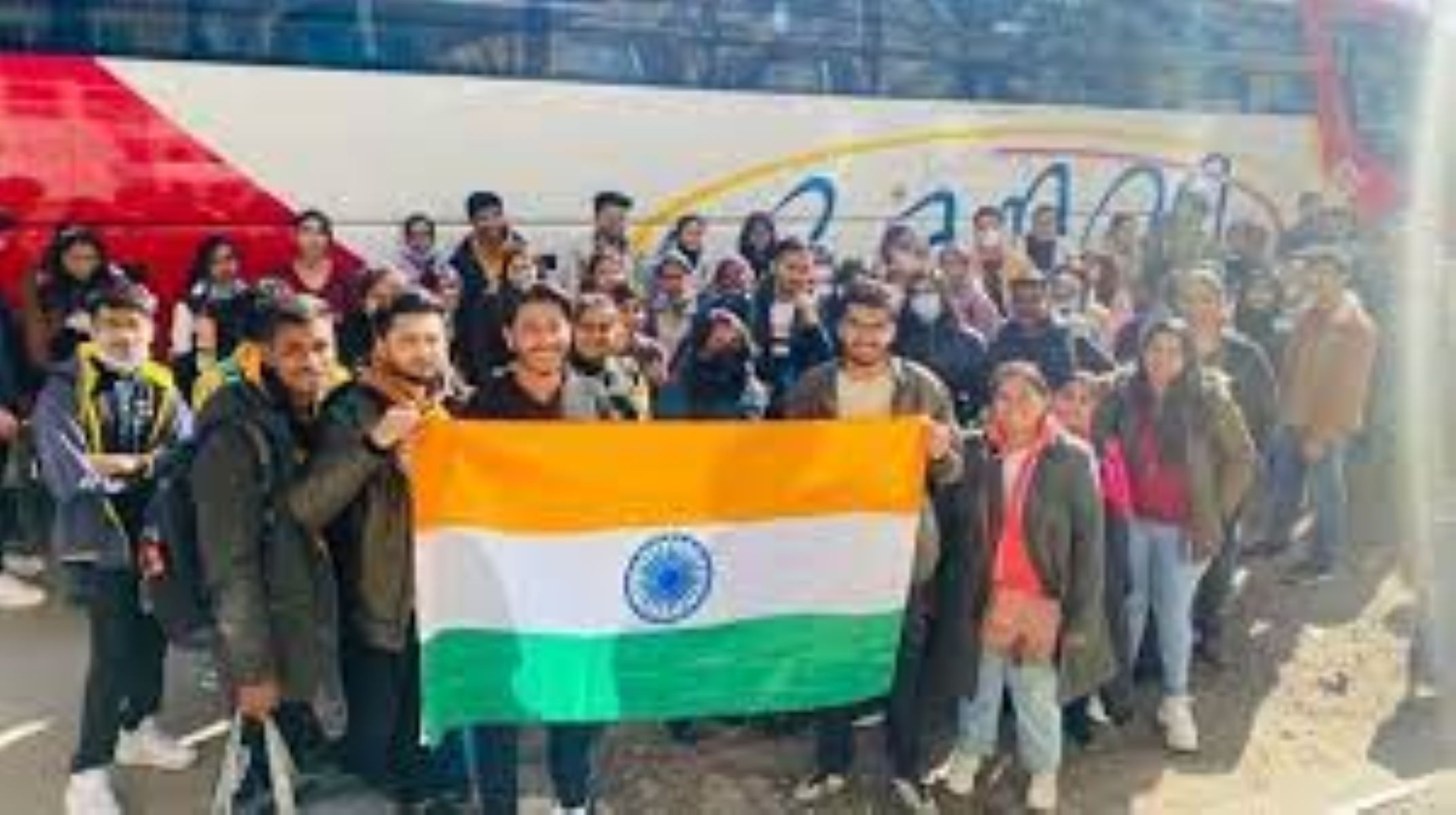 உக்ரைனில் இருந்து இந்திய மாணவர்கள்1000 க்கும் மேற்பட்டோர் வெளியேற்றம்! இந்திய தூதரகம் வெளியிட்ட தகவல்!