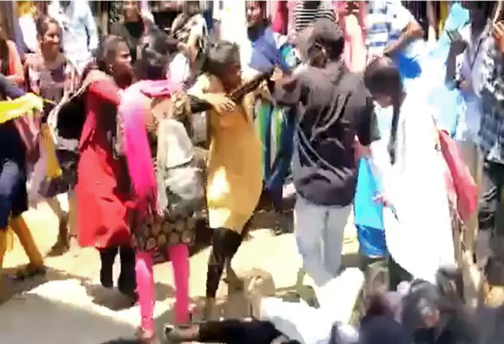 ஒரு ஆணுக்காக இரு பள்ளி மாணவிகளிடையே ஏற்பட்ட மோதல்! சினிமாவை மிஞ்சும் அசத்தல் காட்சிகள் வீடியோ வைரல்!