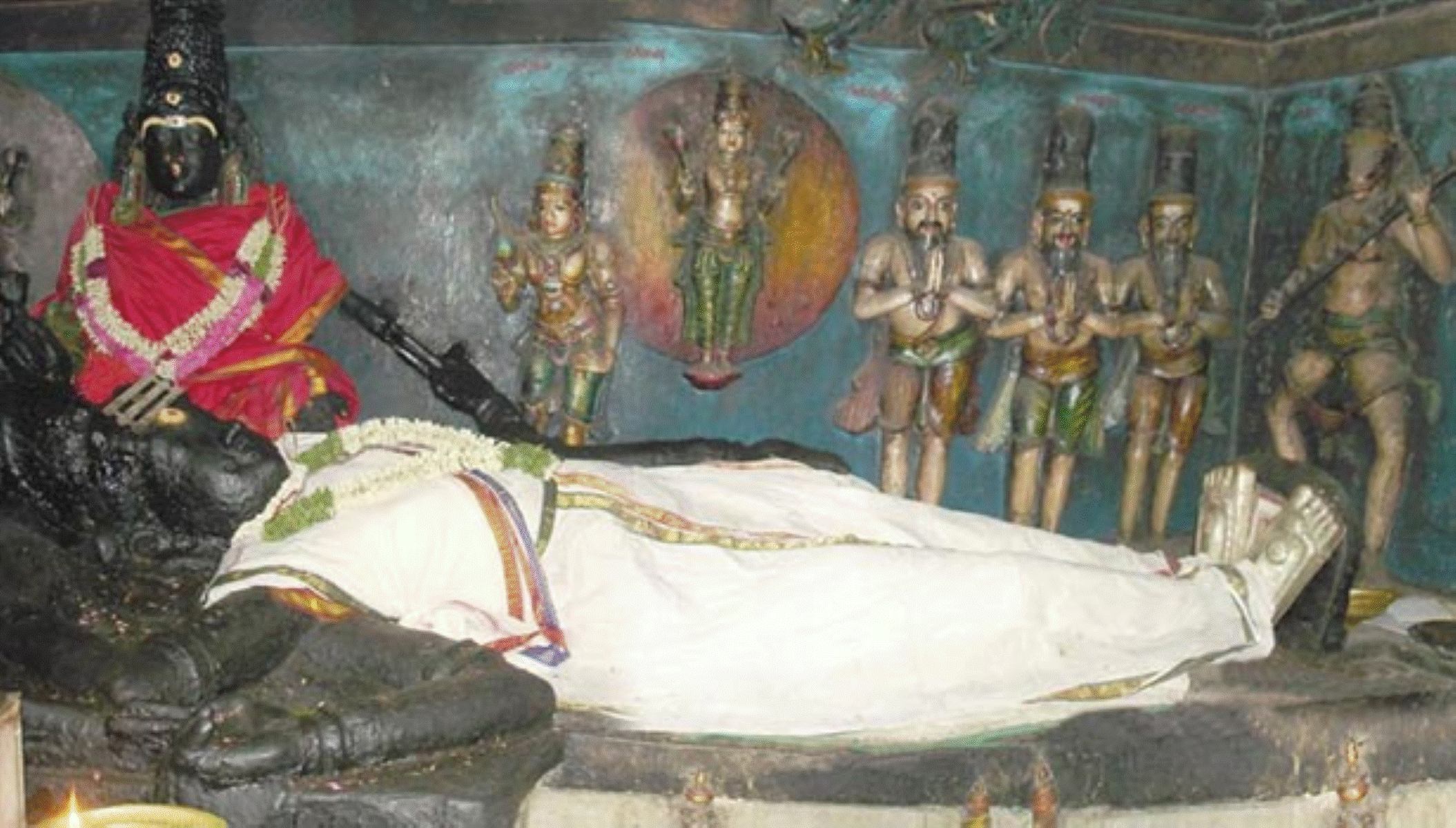 குடும்ப பிரச்சனைகளை தீர்க்கும் பள்ளி கொண்டீஸ்வரர் திருக்கோயில்!