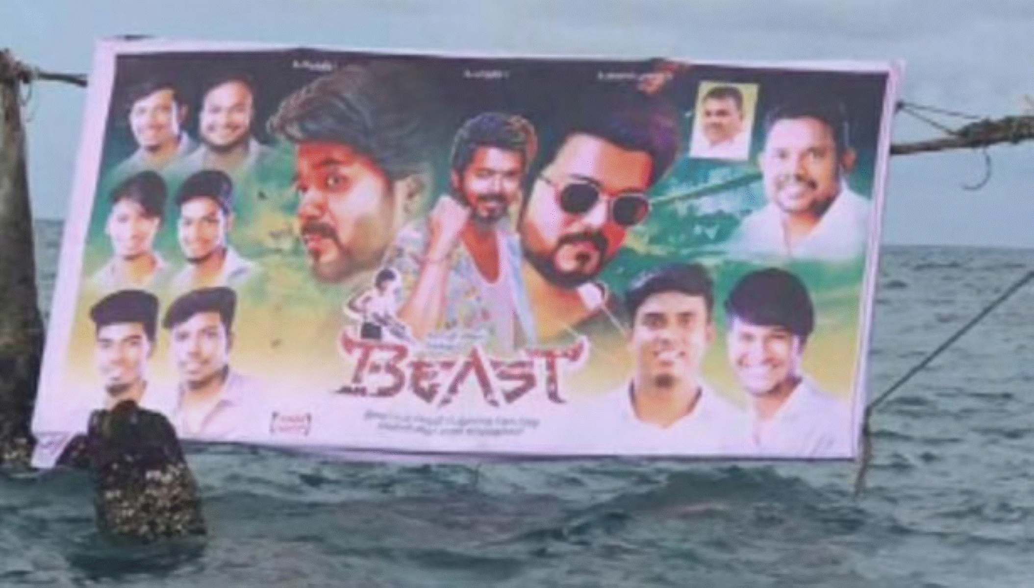 வெறித்தனம் வெறித்தனம்! நடுக்கடலில் பீஸ்ட் பேனர் வைத்து அசத்தும் புதுவை விஜய் ரசிகர்கள்!