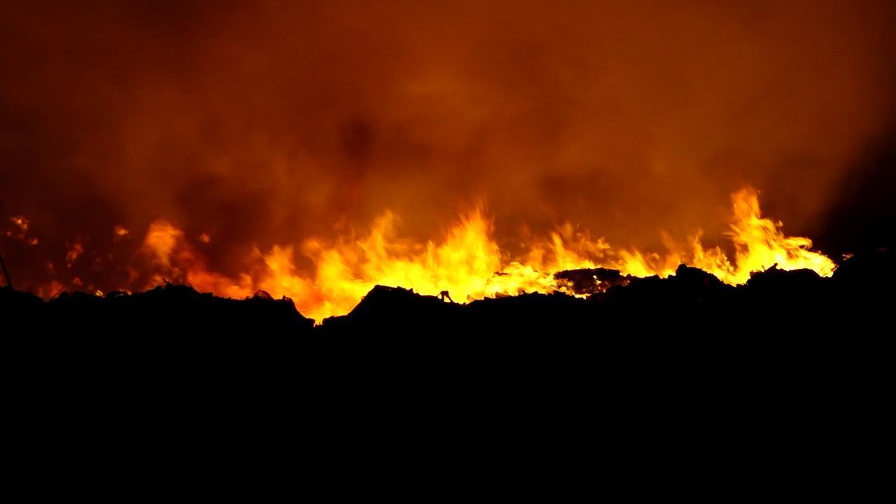  இரவில் கொழுந்துவிட்டு  எரிந்த தீ! தீயணைப்பு துறையினர் வராததற்கு இது தான் காரணமா?
