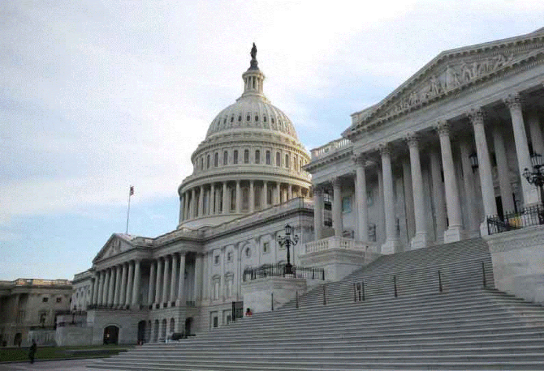 தடைசெய்யப்பட்ட வான்வெளியில் பறந்த விமானம்! பீதியில் அமெரிக்க நாடாளுமன்றம்!