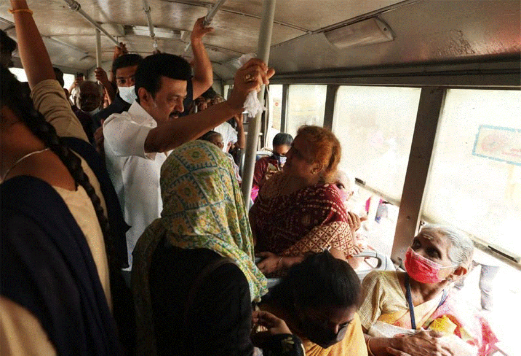 திடீரென்று அரசு பேருந்தில் ஏறிய முதலமைச்சர் பதறிப்போன நடத்துனர்! மகிழ்ச்சியடைந்த பயணிகள்!