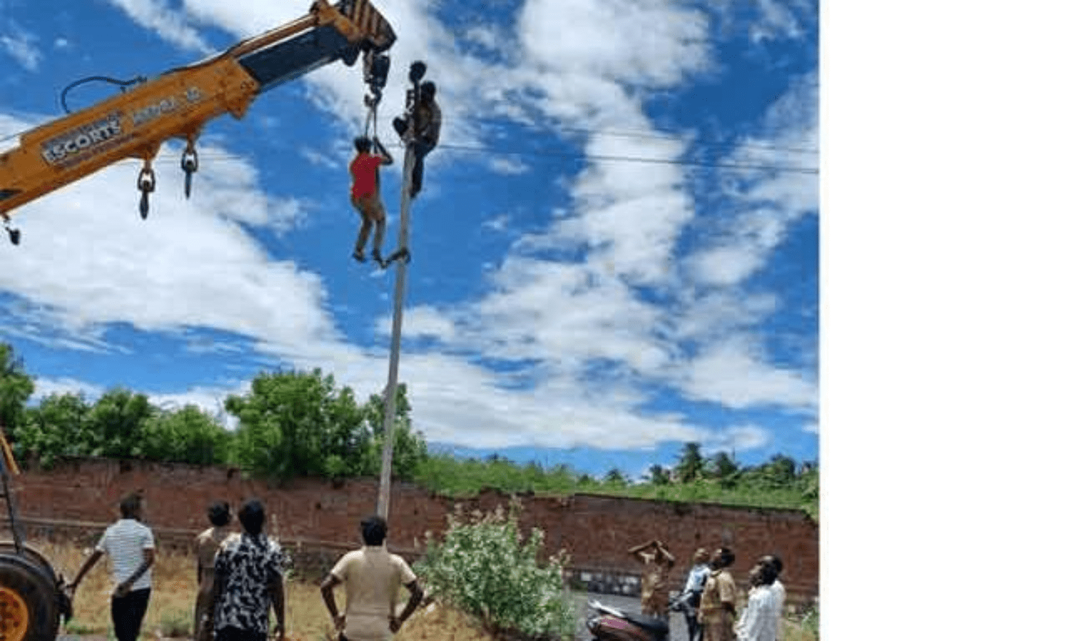 தேனி மாவட்டத்தில் சேதம் அடைந்த 700 மின்கம்பங்கள்! தீவீரமாக நடைபெறும் மாற்றும் பணி!