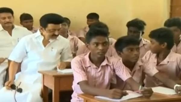 பள்ளி ஆசிரியர்களுக்கு கொடுத்த  அதிர்ச்சி! மீண்டும் பள்ளிக்கு சென்று  படிக்க தொடங்கிய முதல்வர் மற்றும் அமைச்சர்! 