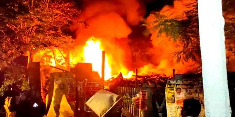  நள்ளிரவில் 10 காய்கறி கடைகளுக்கு திடீர் தீ! மர்ம நபர்கள் செய்த அட்டூழியம்! 