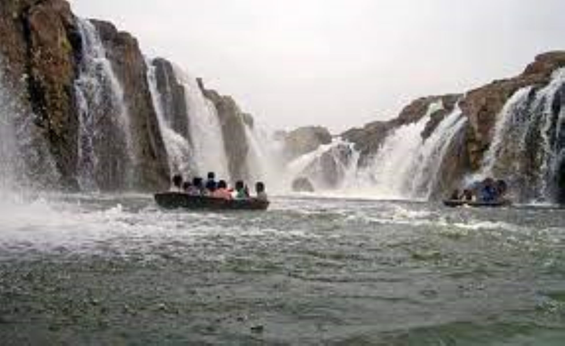 அருவியில் குளிக்க தடை விதித்து மாவட்ட நிர்வாகம்! சுற்றுலாப்பயணிகள் அதிர்ச்சி!