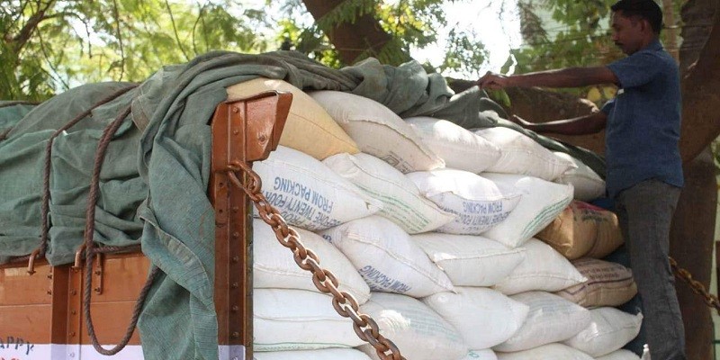  கேரளாவிற்கு  ரேஷன் அரிசி கொள்ளை தீவீரம்! இவ்வாறு கடத்தினால் எங்களால் பிடிக்க முடியாது! போலீசாரின் அலட்சிய போக்கு!