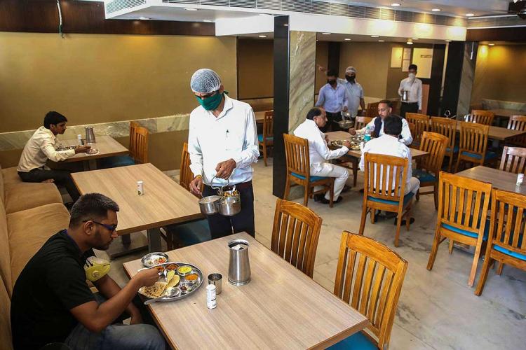 உணவக உரிமையாளர்களுக்கு மத்திய அரசின் எச்சரிக்கை! இந்த கட்டணம் வசூல் செய்தால் தக்க நடவடிக்கை!