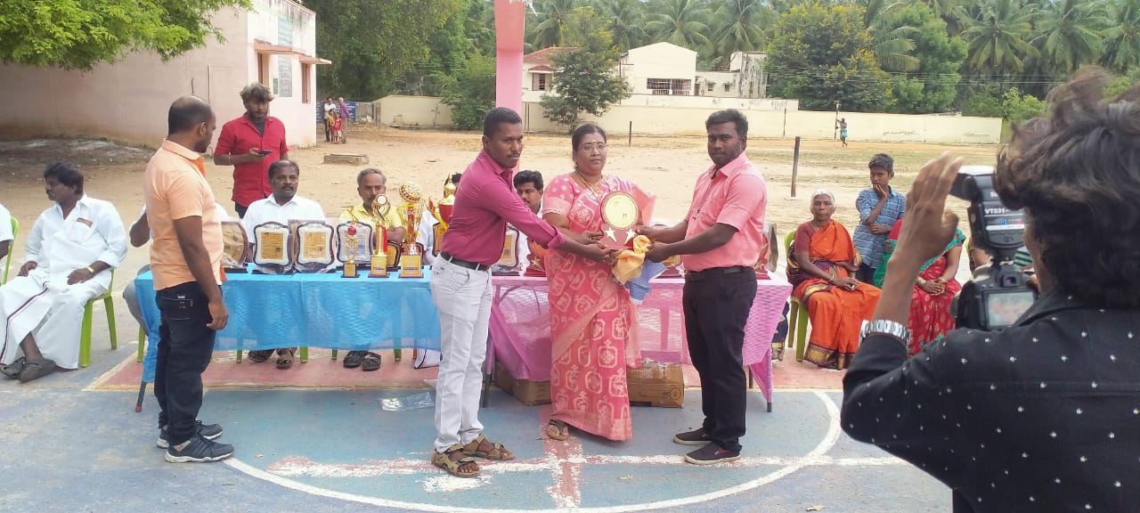 கலைஞரின் பிறந்தநாளையொட்டி தேனியில் கலைக்கட்டிய கிரிக்கெட் போட்டி! பரிசுகளை அள்ளி சென்ற வீரர்கள்!