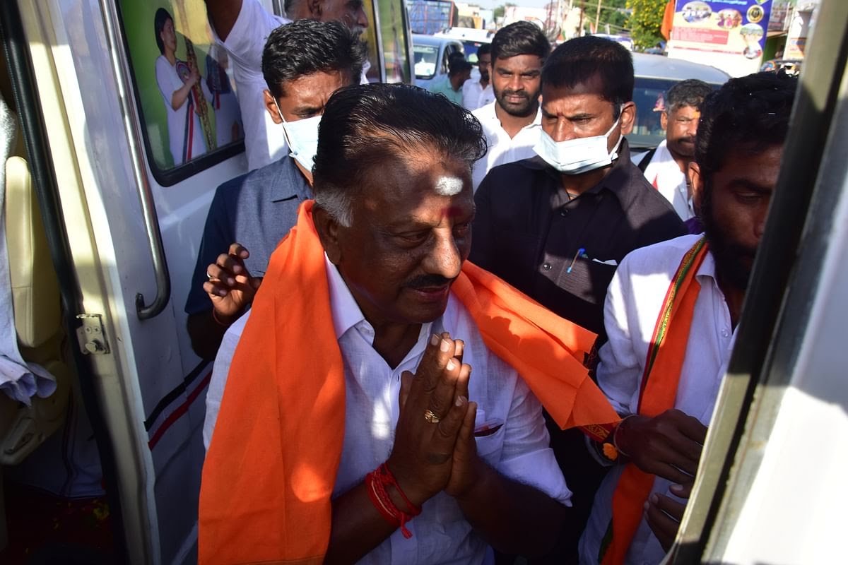 ஓ.பி.எஸ்-க்கு ஆறுதல் கூறிய பாஜக-வினர்! சொந்த ஊரில் காவித்துண்டு போட்டு உற்சாக வரவேற்பு!