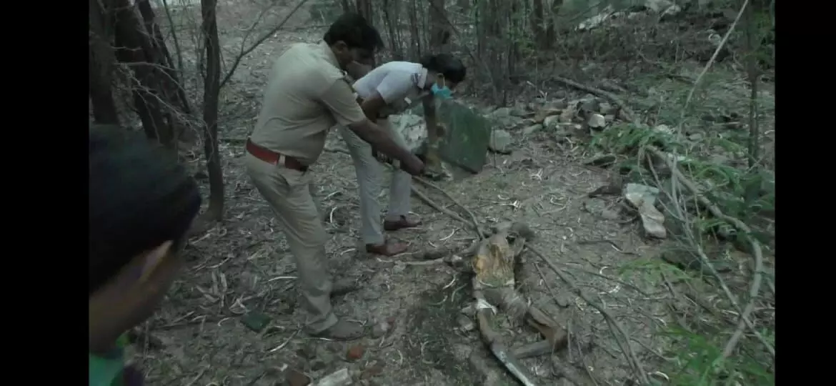 சேலத்தில் அழுகிய நிலையில் ஆண் சடலம் மீட்பு! அச்சத்தில் அப்பகுதி மக்கள்?..