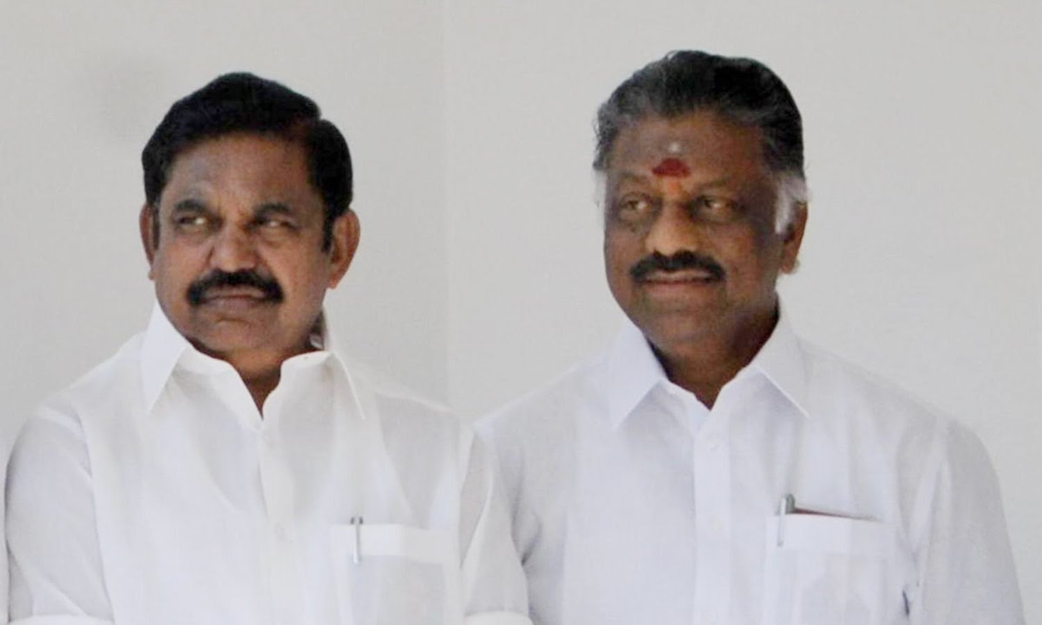 தேனி அருகே ஓ.பிஎஸ் இ.பி.எஸ் ஆதரவாளர்கள் தனித்தனியாக போட்டி கூட்டம்!