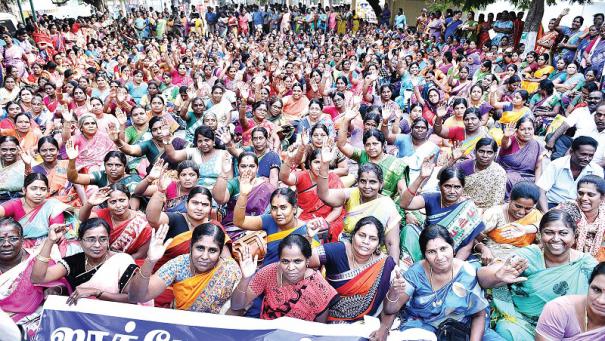 சேலம் மாவட்டத்தில் பெரியார் பல்கலைகழகம் முன்பு ஆசிரியர்கள் போராட்டம்! காரணம் என்ன  போலீசார்ருடன் வாக்குவாதம்!  