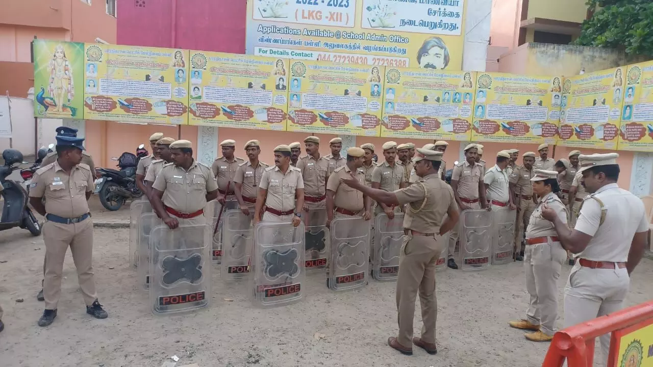 மீண்டும் ஒரு அதிர்ச்சி தகவல்! காஞ்சிபுரத்தில் பிளஸ் ஒன் மாணவன் பள்ளியில் இரண்டாவது மாடியில் இருந்து குதித்து தற்கொலை முயற்சி!