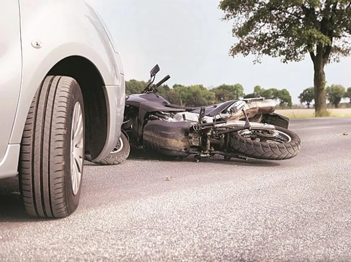 A worker was killed when a car collided with a motorcycle! An accident in Karur district!
