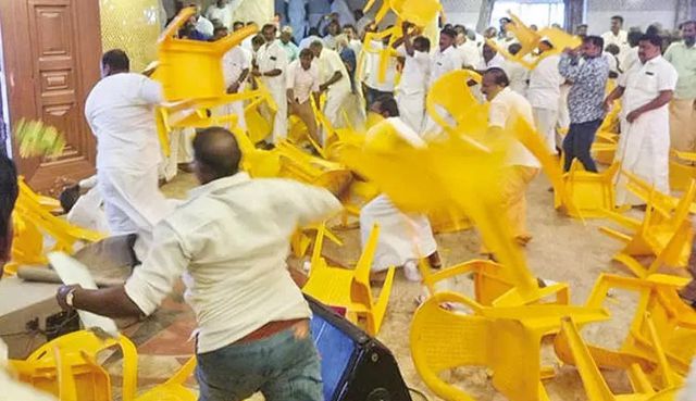 வானத்துல பட்டம் பறக்கிறதா பார்த்திருப்போம்!! ஆனா அதிமுக கூட்டத்தில் நாற்காலிகள் பறக்கிறது??