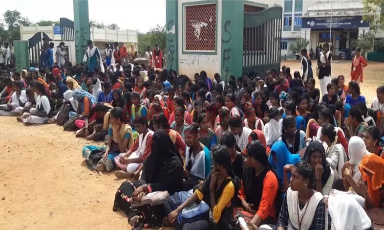 கள்ளக்குறிச்சி மாவட்டம் கணியமூர் சக்தி மெட்ரிக் பள்ளியில் போரட்டம்! மாணவியின் மர்ம கொலை வழக்கு!