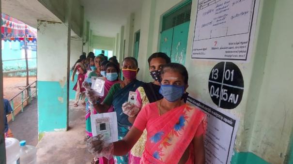 சேலத்தில் ஆர்வத்துடன் வாக்களித்து வரும் வாக்காளர்கள்!!