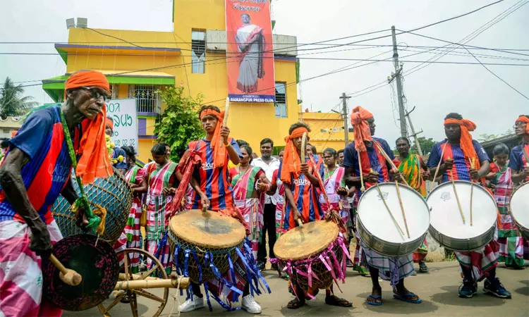 திரவுபதி முர்மு வெற்றிக்கு நாடு முழுவதும் கோலாகலமாக   கொண்டாடி வரும் பழங்குடியின மக்கள்!!