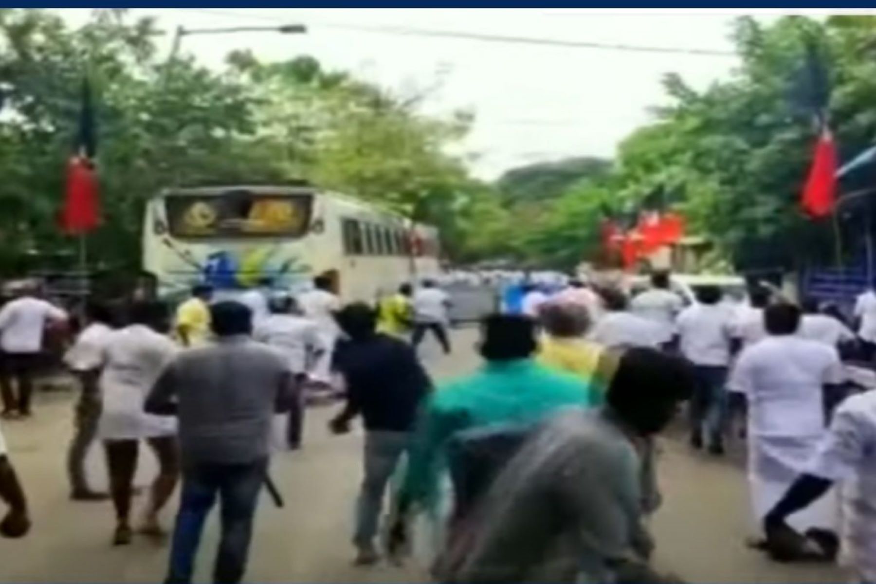 அதிமுக தலைமை அலுவலகத்தில் நடைபெற்ற மோதல்! காவல்துறை எதிர்த்து அதிரடி ஆக்‌ஷன்!