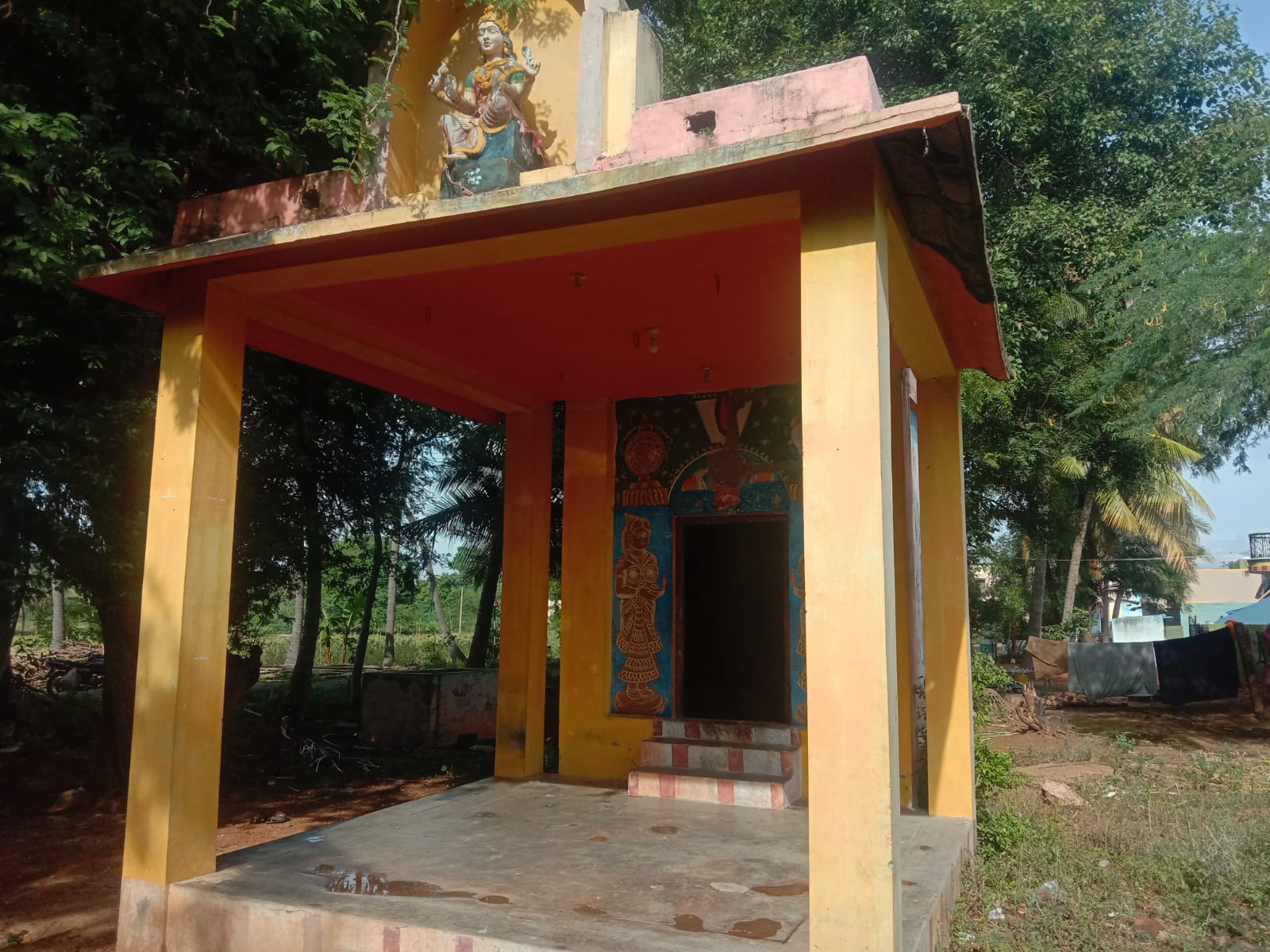 கோவில்  உண்டியல் உடைத்து திருடர்கள் கைவரிசை! வலைவீசி தேடிவரும் போலீஸ்!