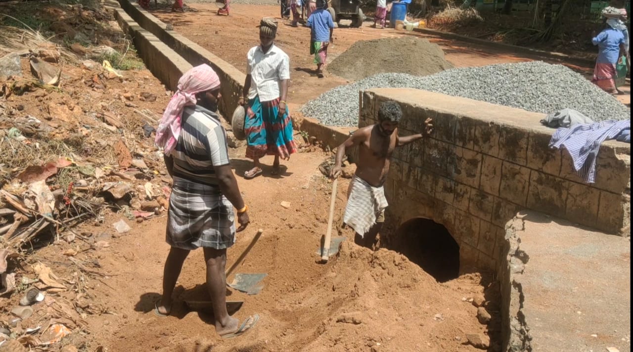 சிமெண்ட் சாலை அமைக்கும் பணியில் மோசடி! கண்டுகொள்ளாத அதிகாரிகள்!