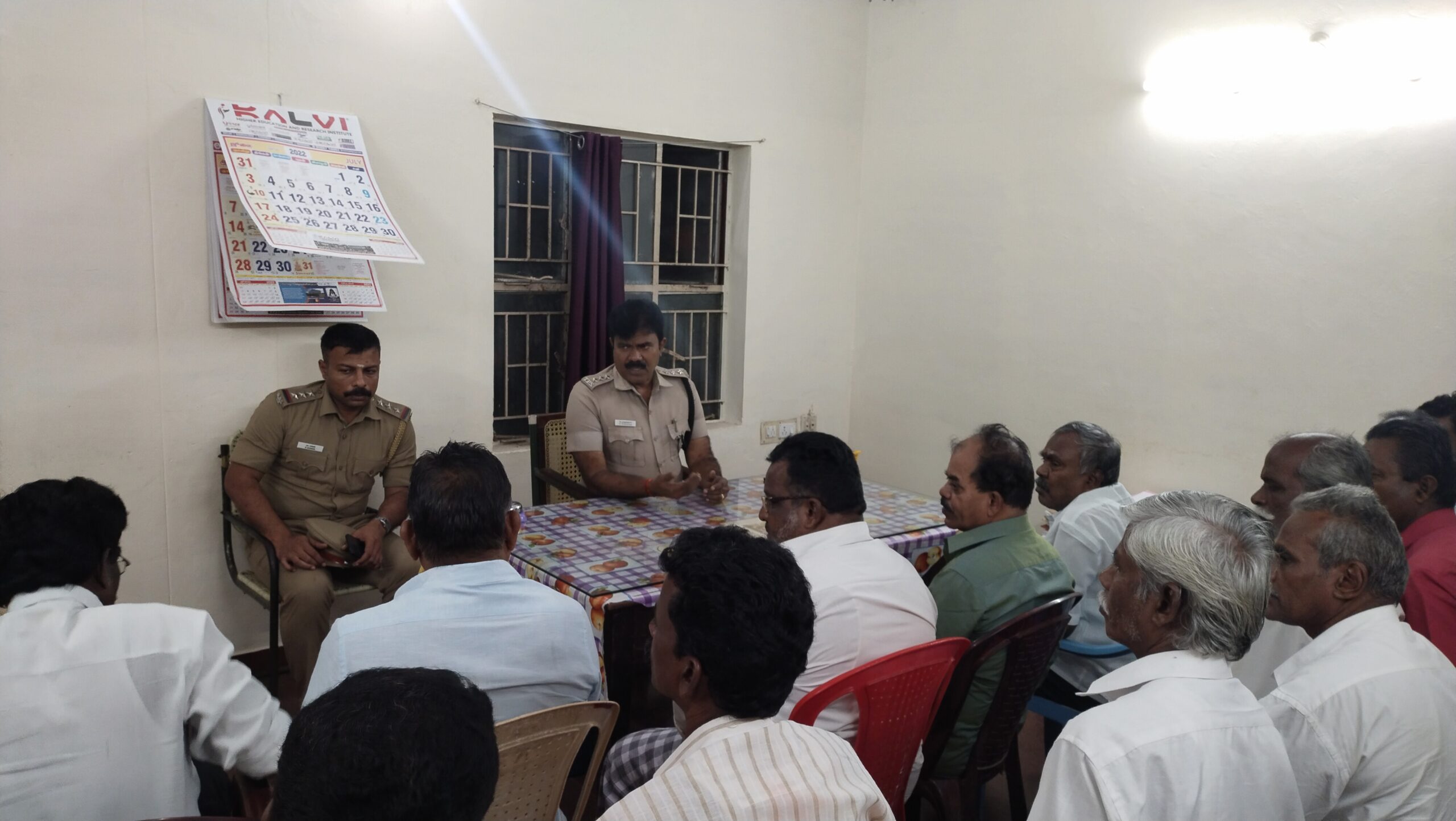 பெரியகுளம் டிஸ்பி தலைமையில் அதிமுகவினர் இடையே  கலைந்துரையாடல்!