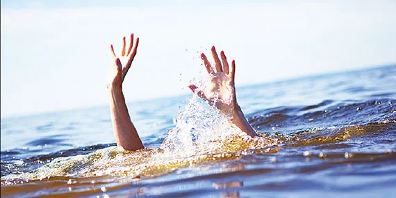 ஈரோடு மாவட்டத்தில் சாக்கடையில் மூழ்கிக் கிடந்த பெண் சடலம்! பரபரப்பில் அப்பகுதி மக்கள்!