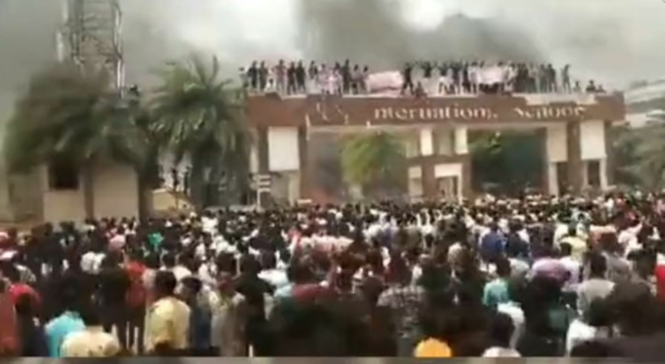 கள்ளக்குறிச்சி தனியார் பள்ளியில் இருந்து பொருட்கள் சூறையாடப்பட்ட விவகாரம்! தண்டோரா மூலம் எச்சரிக்கை செய்த காவல்துறையினர்!