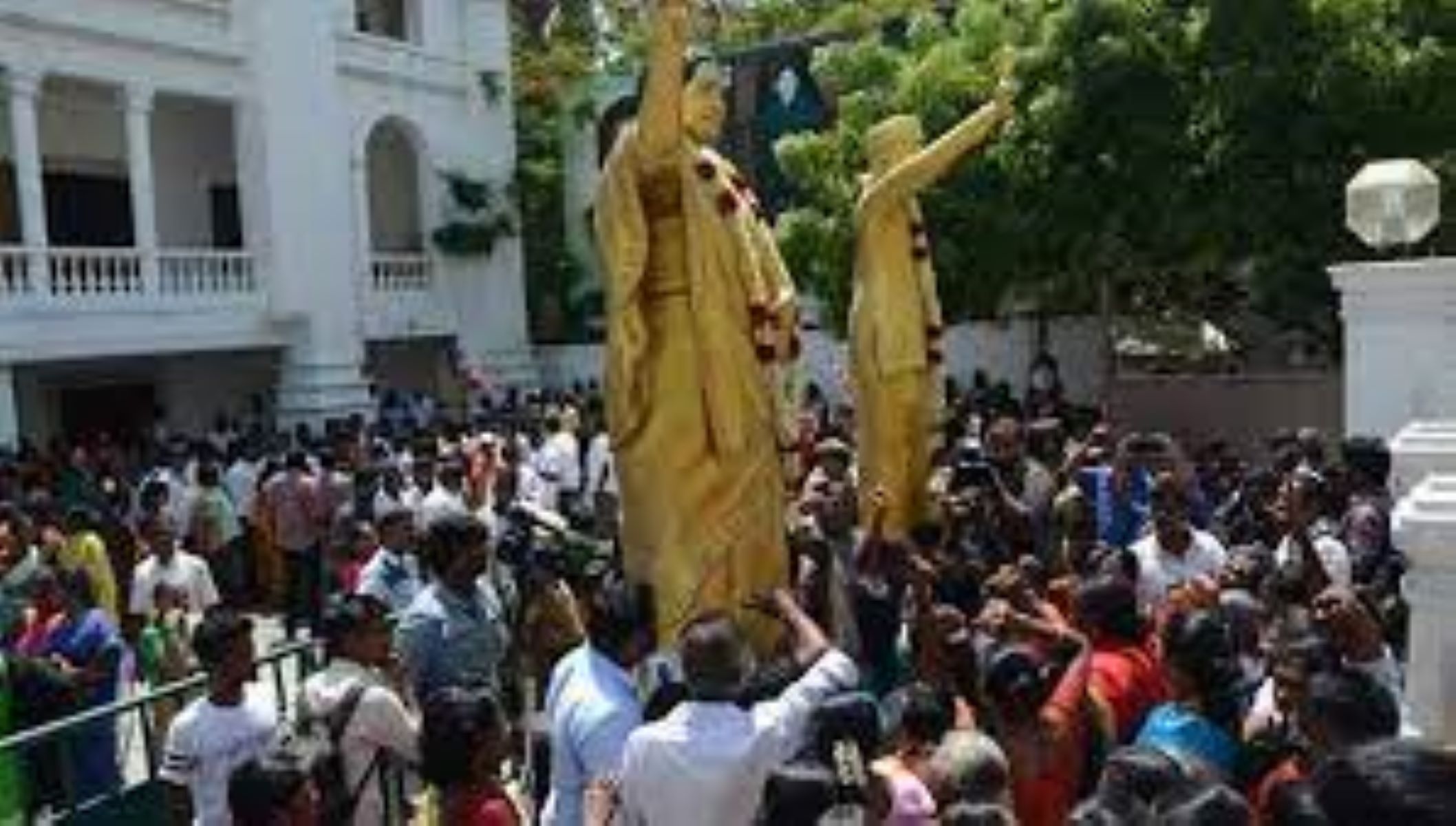 அதிமுக தலைமை அலுவலகம் முன்பு ஏற்பட்ட கலவரம்! 144 தடை உத்தரவு?