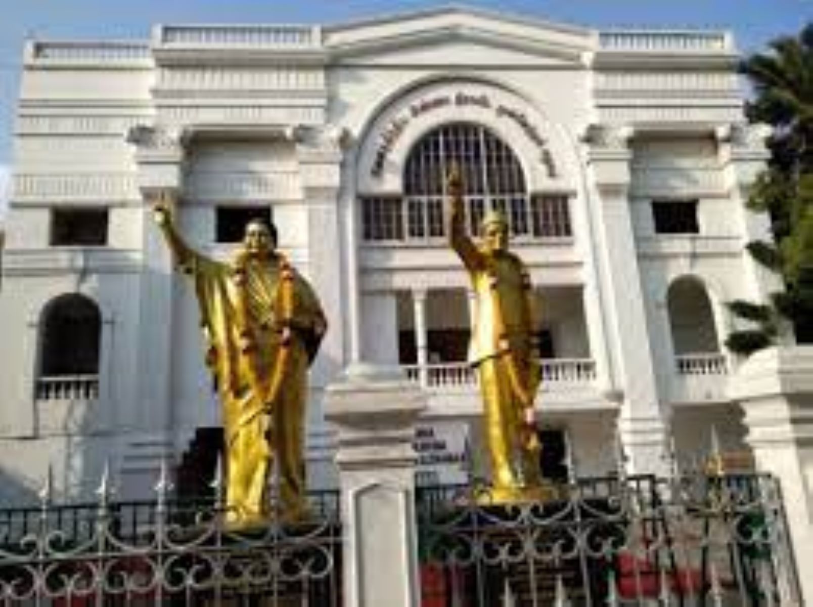 அதிமுக தலைமை அலுவலகத்திற்கு வைக்கப்பட்ட சீல்! சென்னை உயர்நீதிமன்றம் இன்று விசாரணை!