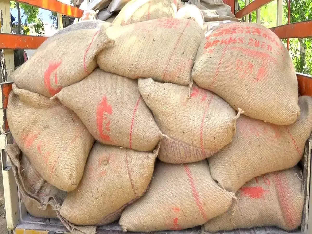 போலீசாரே அதிர்ச்சி?தூத்துக்குடி மாவட்டத்தில் மூட்டை மூட்டையாக கடத்தப்பட்ட ரேஷன் அரிசி?