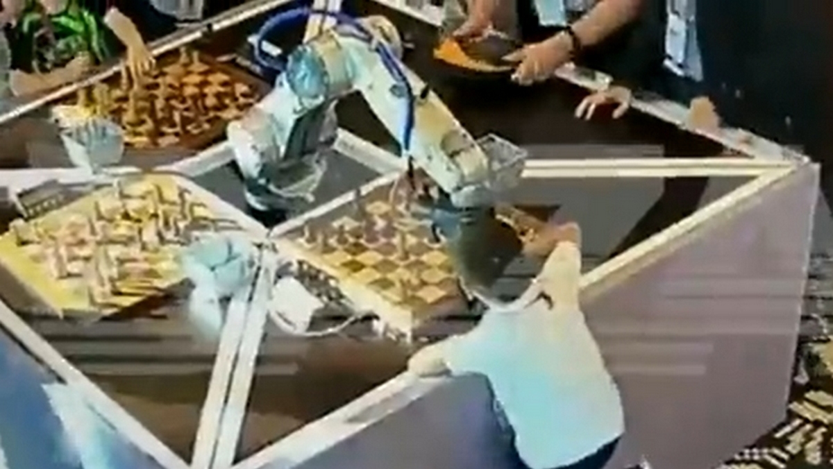 சிறுவனின் விரலை உடைத்த ரோபோ… செஸ் போட்டியில் நடந்த அதிர்ச்சி சம்பவம்!