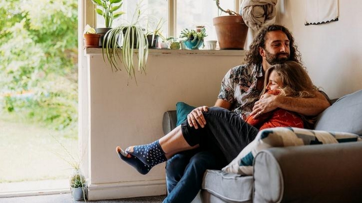 கட்டிப்பிடி வைத்தியம்… ஒரு மணிநேரத்துக்கு 7000 ரூபாய்… வைரல் ஆகும் இளைஞர்!