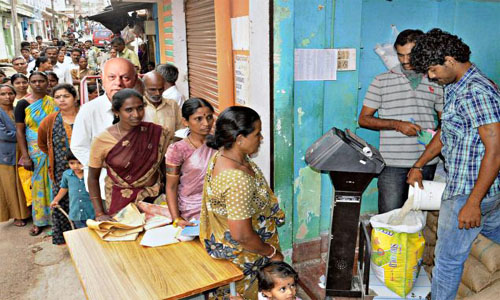 குடும்ப அட்டைதாரர்களுக்கு வெளியான முக்கிய தகவல்! வீட்டிலிருந்தே இந்த வழி முறையை பயன்படுத்திக் கொள்ளலாம்!